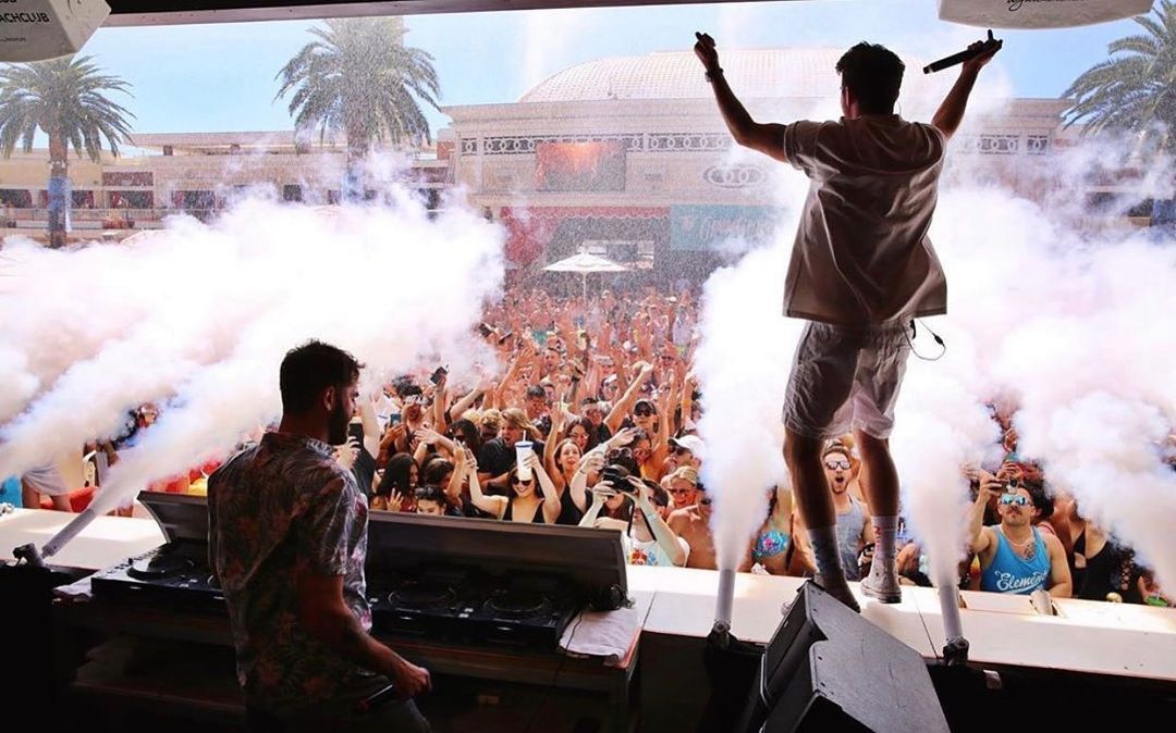 las vegas encore beach club pool party with the chainsmokers